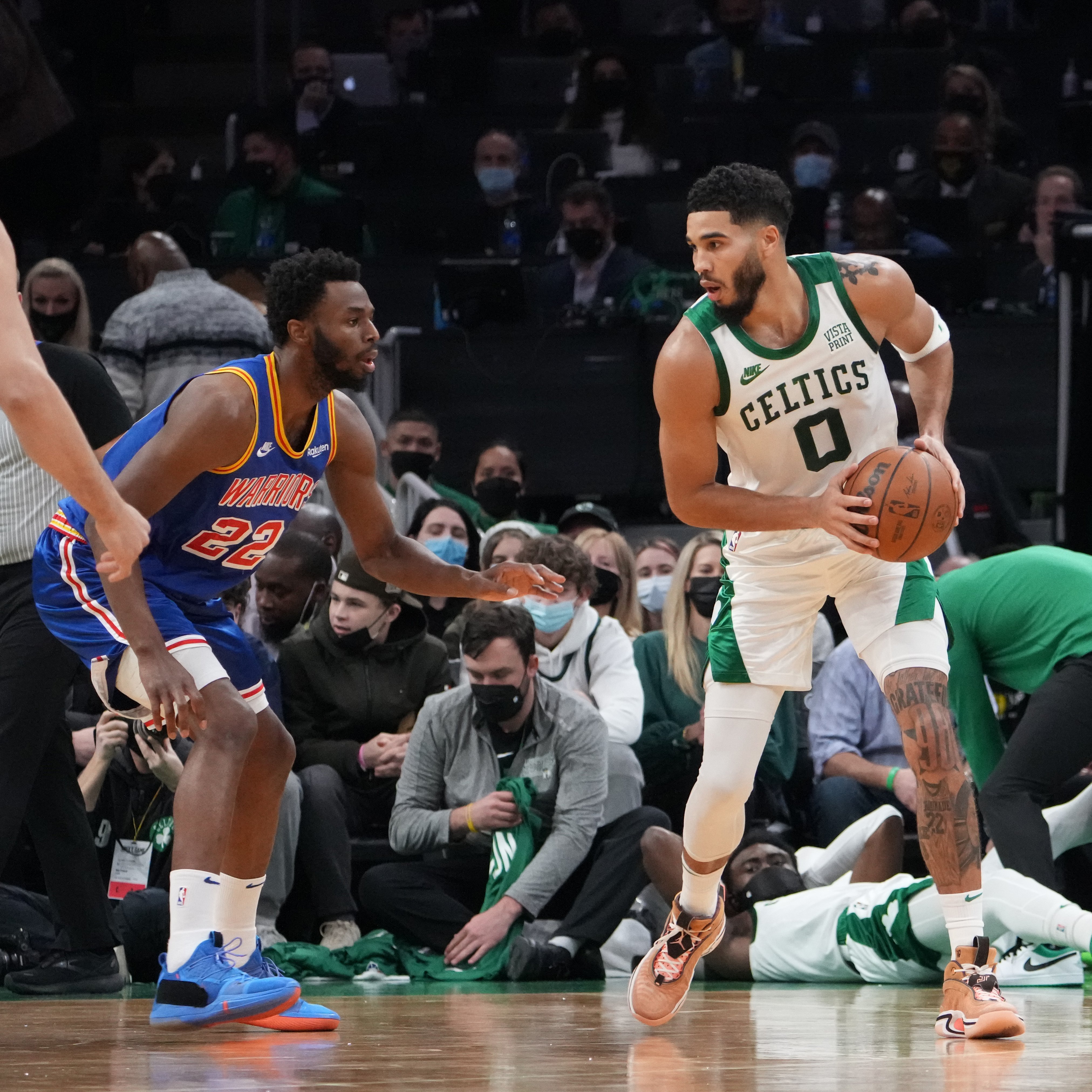 塔图姆在湖人比赛中持续失利，出色防守引发热议！赛场气氛高涨的简单介绍